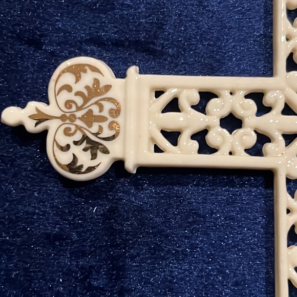 LENOX Pierced Gold Cross Ornament 5" - Picture 6 of 11